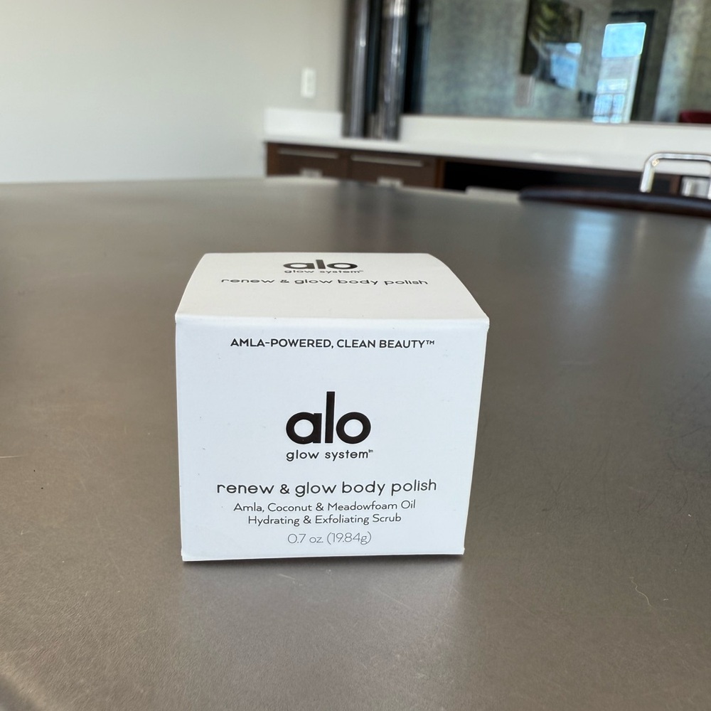 ALO Yoga Renew & Glow Body Polish - White